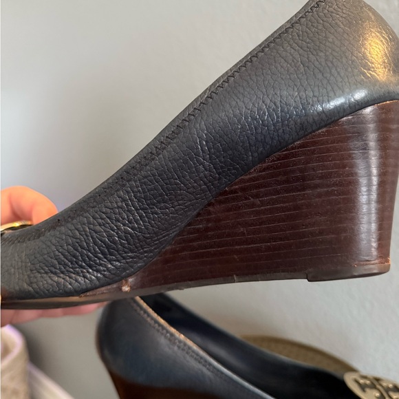 Tory Burch Navy Open Toe Wedges With Gold Emblem - Picture 12 of 13